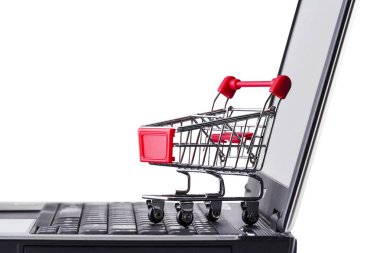 Laptop ve alışveriş sepeti beyaz arka plan üzerinde izole