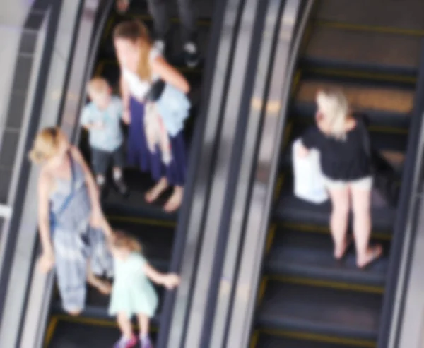 Unklarer Hintergrund von Personen, die die Rolltreppe benutzen — Stockfoto