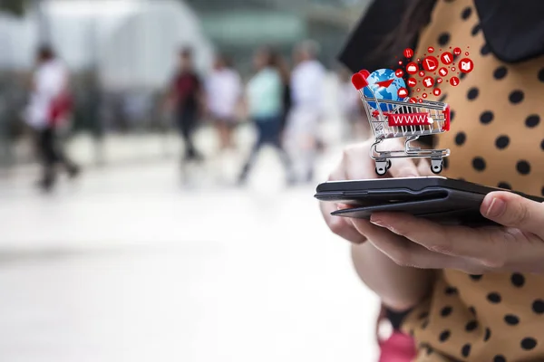 Concepto de vida digital de la mujer joven son compras en línea mediante el uso de teléfono móvil —  Fotos de Stock