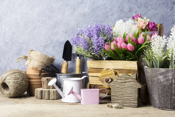 Concepto de hogar y jardín de herramientas de jardinería y flores en el ol — Foto de Stock