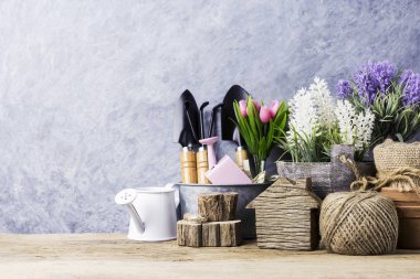 Ev ve Bahçe kavramı Bahçe aletleri ve eski ahşap çiçekler