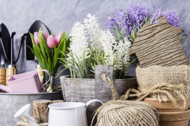 Ev ve Bahçe kavramı Bahçe aletleri ve eski ahşap çiçekler