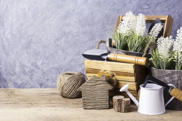 Haus und Garten Konzept von Gartengeräten und Blumen auf dem alten Holz — Stockfoto