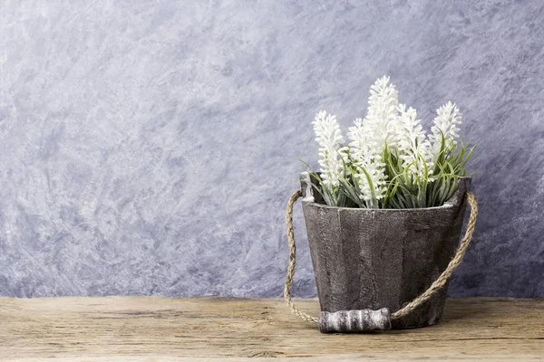 Eski ahşap üzerine çiçek tencerede lavanta