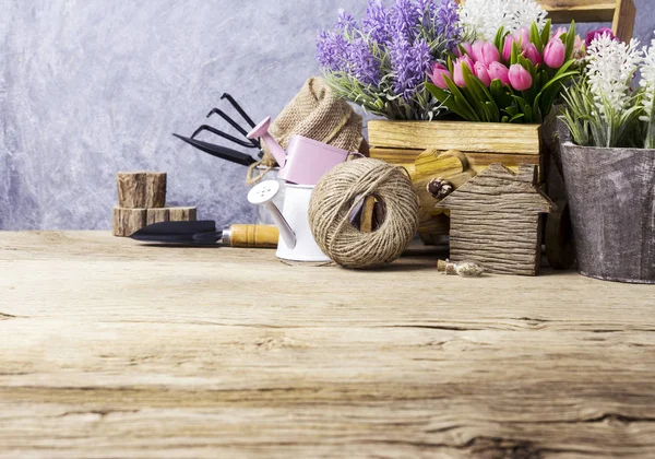 Haus und Garten Konzept von Gartengeräten und Blumen auf dem alten Holz — Stockfoto