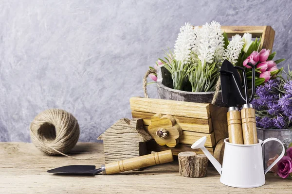 Haus und Garten Konzept von Gartengeräten und Blumen auf dem alten Holz — Stockfoto