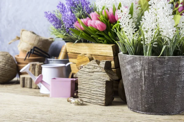 Haus und Garten Konzept von Gartengeräten und Blumen auf dem alten Holz — Stockfoto