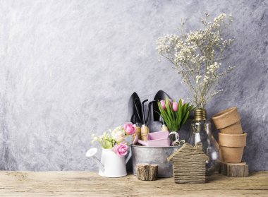 Ev ve Bahçe kavramı Bahçe aletleri ve eski ahşap çiçekler