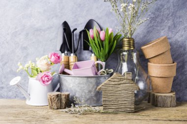 Ev ve Bahçe kavramı Bahçe aletleri ve eski ahşap çiçekler