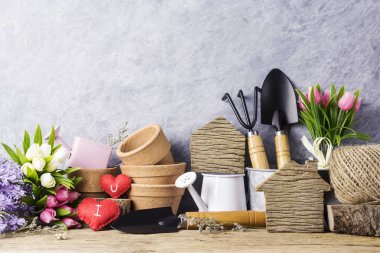 Kırmızı kalp ve Bahçe araçları ve çiçeklerle eski ahşap ev ahşap ev ve Bahçe kavramı