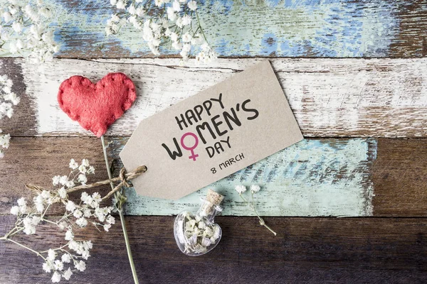 Ευτυχισμένος γυναικών μέρα επιστολή σχετικά με καφέ χαρτί ετικέτα με κόκκινα λουλούδια καρδιά και γυψοφύλλι σε χρώματα — Φωτογραφία Αρχείου