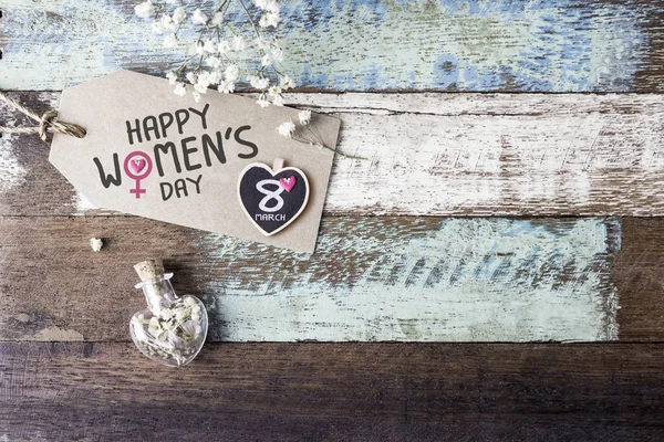 Ευτυχισμένος γυναικών μέρα επιστολή σχετικά με καφέ χαρτί ετικέτα με ροζ λουλούδια καρδιά και γυψοφύλλι σε χρώματα — Φωτογραφία Αρχείου