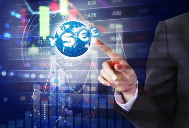 Dünya para birimi simgesi ve borsa tasarımı ile dokunmadan iş kadın el çift pozlama