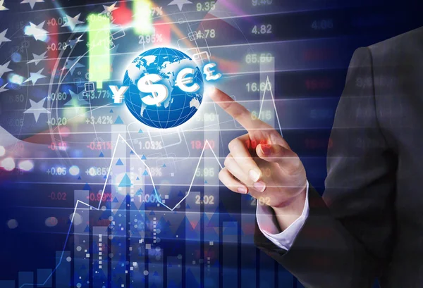 Dubbel exponering av business kvinna hand att vidröra världen med valutasymbolen och Usa aktiemarknaden design — Stockfoto