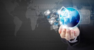 İş kadın el e-posta pazarlama ile dünya tutarak