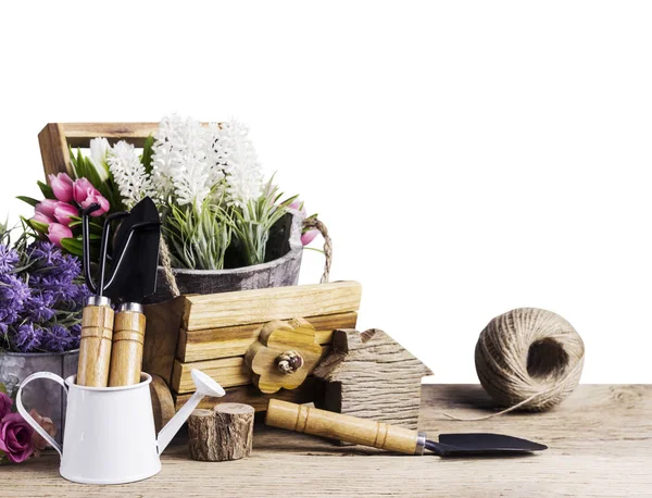 Concepto de hogar y jardín de herramientas de jardinería y flores en la madera vieja aislada sobre fondo blanco — Foto de Stock