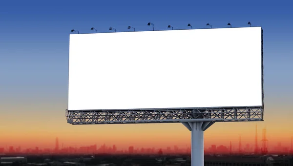 Alacakaranlıkta şehirde boş billboard — Stok fotoğraf