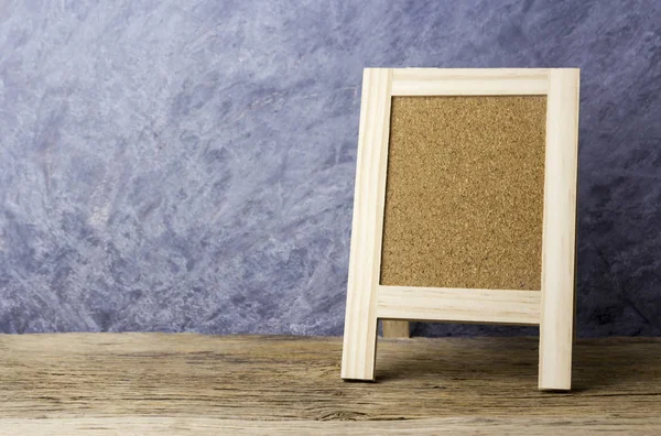 Tablero de corcho en blanco en madera vieja con espacio de copia —  Fotos de Stock