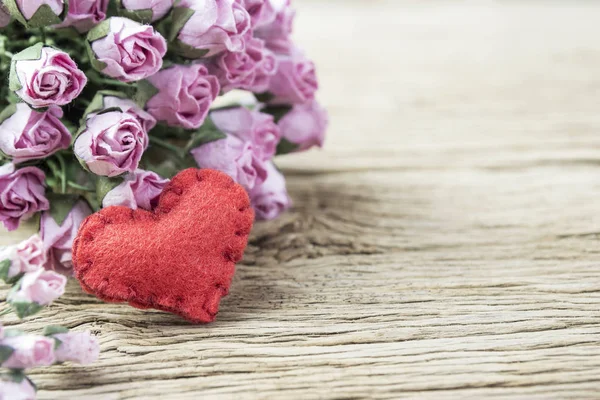 粉红色纸上老木玫瑰红色的心 — 图库照片