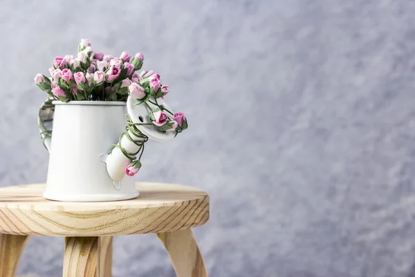 Rosa flor en la regadera en la mesa de madera con espacio para copiar —  Fotos de Stock