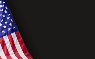 Siyah arkaplanda fotokopi alanı olan Amerikan bayrağı