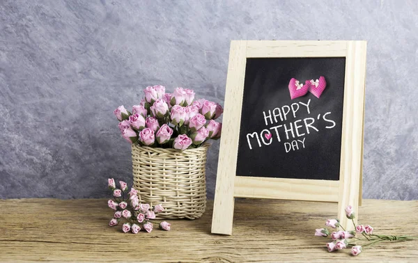 Happy mothers day message on black board and paper pink rose flowers in basket — Stock Photo, Image