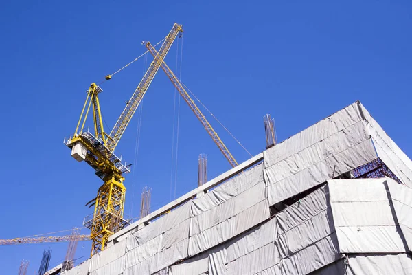 Construction site with cranes on blue sky background — Stock Photo, Image