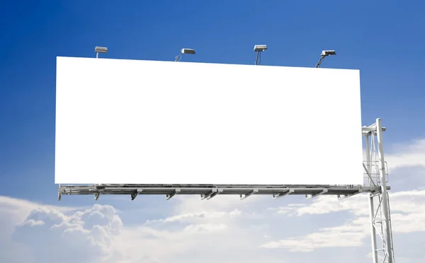 Pusty billboard z niebieskim niebem — Zdjęcie stockowe