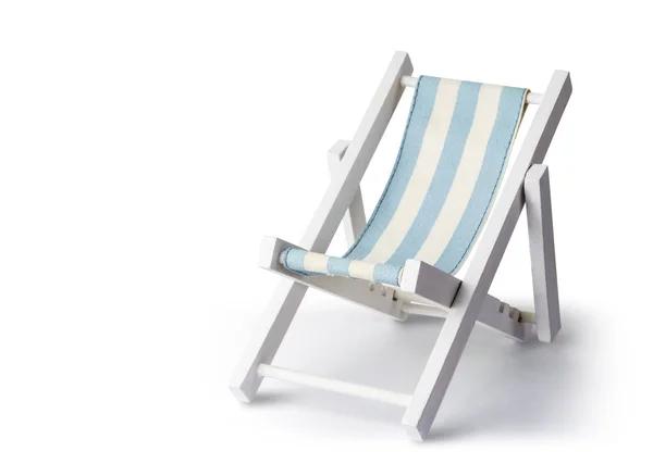 Cadeira de praia isolada no fundo branco com caminho de recorte — Fotografia de Stock