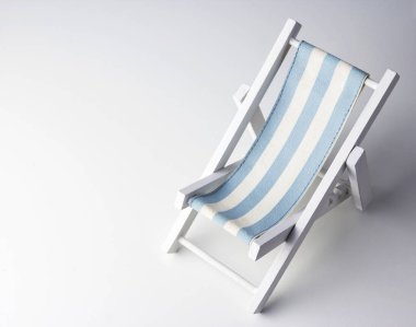 Beyaz arka plan üzerinde plaj sandalyesi