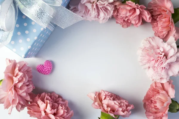 Conceito de dia de mães felizes de flores de cravo rosa e caixa de presente e coração com espaço de cópia — Fotografia de Stock