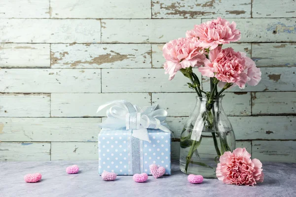 Anneler günü kavramı açık şişe ve hediye kutusu ve kalp pembe karanfil çiçek — Stok fotoğraf