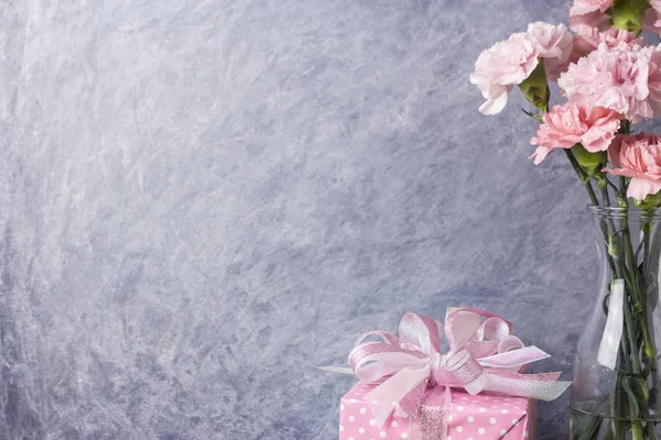 Anneler günü kavramı açık şişe ve hediye kutusunda pembe karanfil çiçek — Stok fotoğraf