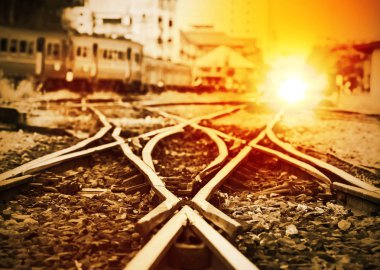Tren yolu tren istasyonunda gün batımında