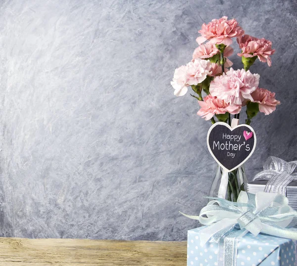 Mutlu anneler günü mesajı kalp açık şişe ve hediye kutusunda ahşap ve pembe karanfil çiçek — Stok fotoğraf