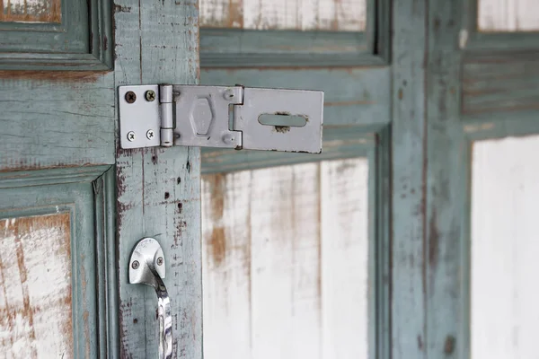 빈티지 홈에 키 잠금 보안에 대 한 금속 경첩 문 — 스톡 사진