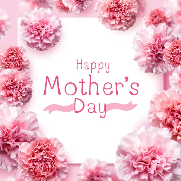 Feliz mensagem do dia da mãe no fundo flores cravo rosa — Fotografia de Stock