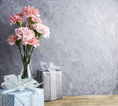 Anneler günü kavramı açık şişe ve hediye kutusunda pembe karanfil çiçek 