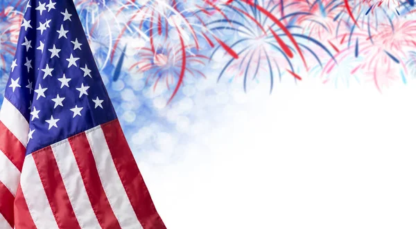 Bandera americana y fondo bokeh con fuegos artificiales y espacio de copia para el 4 de julio día de la independencia y otra celebración — Foto de Stock