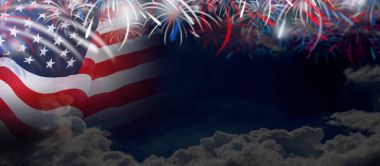 4 Temmuz Bağımsızlık günü ya da diğer kutlama için havai fişek ile ABD bayrağı bulut ve mavi gökyüzü arka plan