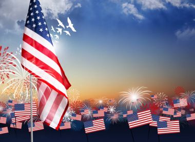 Alacakaranlık arka plan tasarımı 4 Temmuz Bağımsızlık günü ya da diğer kutlama için fireworks ile Amerikan bayrağı