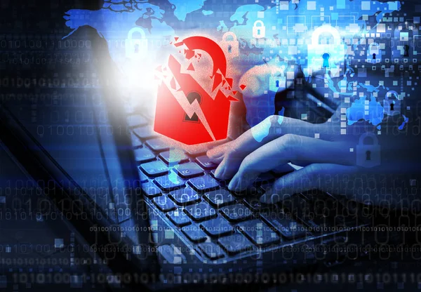 Concepto de seguridad de Internet de la mujer usando el ordenador portátil con llave de advertencia — Foto de Stock
