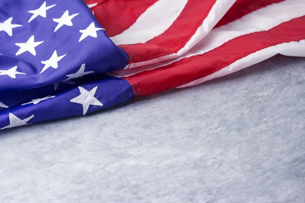 США или американский флаг на цементном фоне с копировальным пространством — стоковое фото