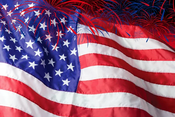 Vlajka USA s pozadím ohňostroj pro 4 července den nezávislosti — Stock fotografie