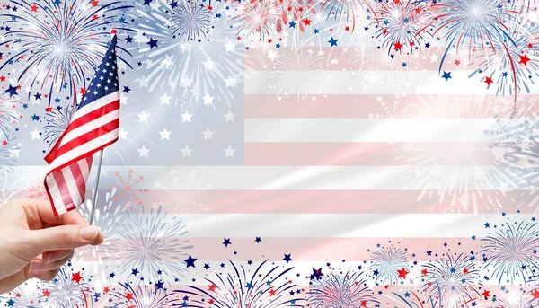 Frau hält US-Flagge auf Feuerwerkshintergrund für den Unabhängigkeitstag am 4. Juli — Stockfoto