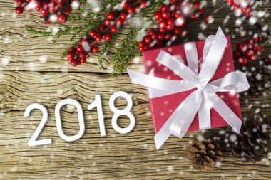 Noel ve yeni yıl 2108 eski ahşap üzerine kırmızı hediye kutusu ve kırmızı winterberry