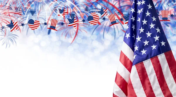 Amerikanische Flagge und Bokeh Hintergrund mit Feuerwerk und Kopierraum für den 4. Juli Unabhängigkeitstag und andere Feierlichkeiten — Stockfoto