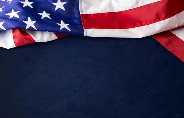 США или американский флаг на синем фоне с вырезкой пути — стоковое фото