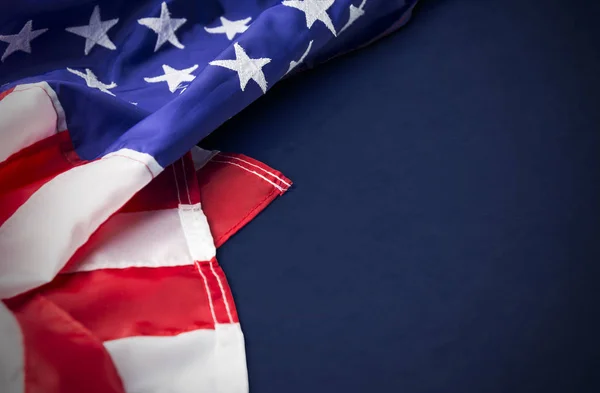 США или американский флаг, выделенный на синем фоне с вырезанием пути — стоковое фото