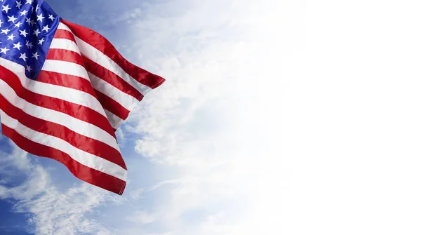 USA flagga och blå himmel med moln bakgrund — Stockfoto